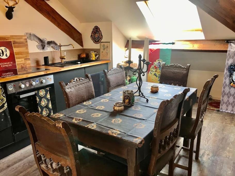 Kitchen or kitchenette, Dining area, minibar, pet friendly, stove