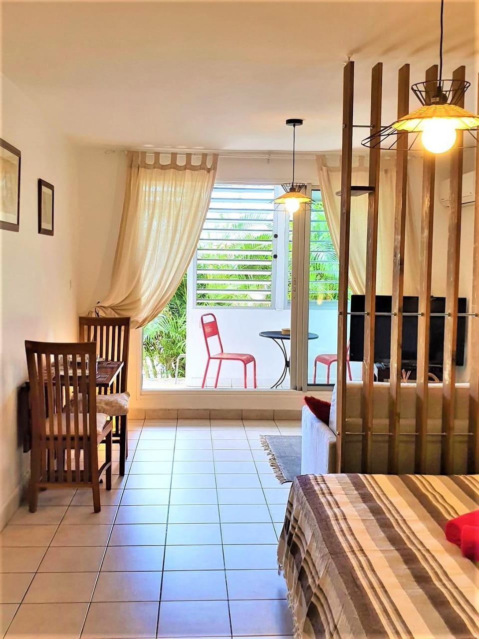 Photo of the whole room, Dining area