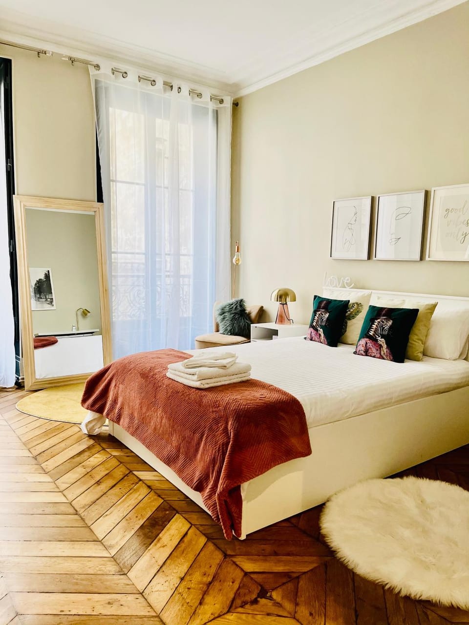 Photo of the whole room, Bedroom
