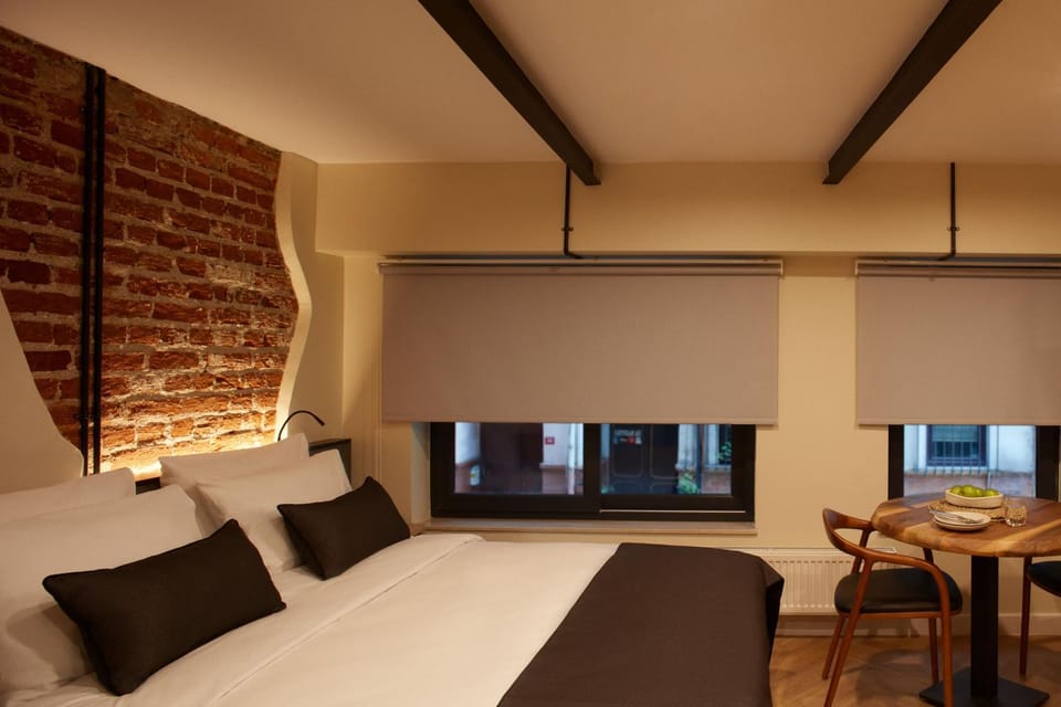 Bed, Dining area, Bedroom