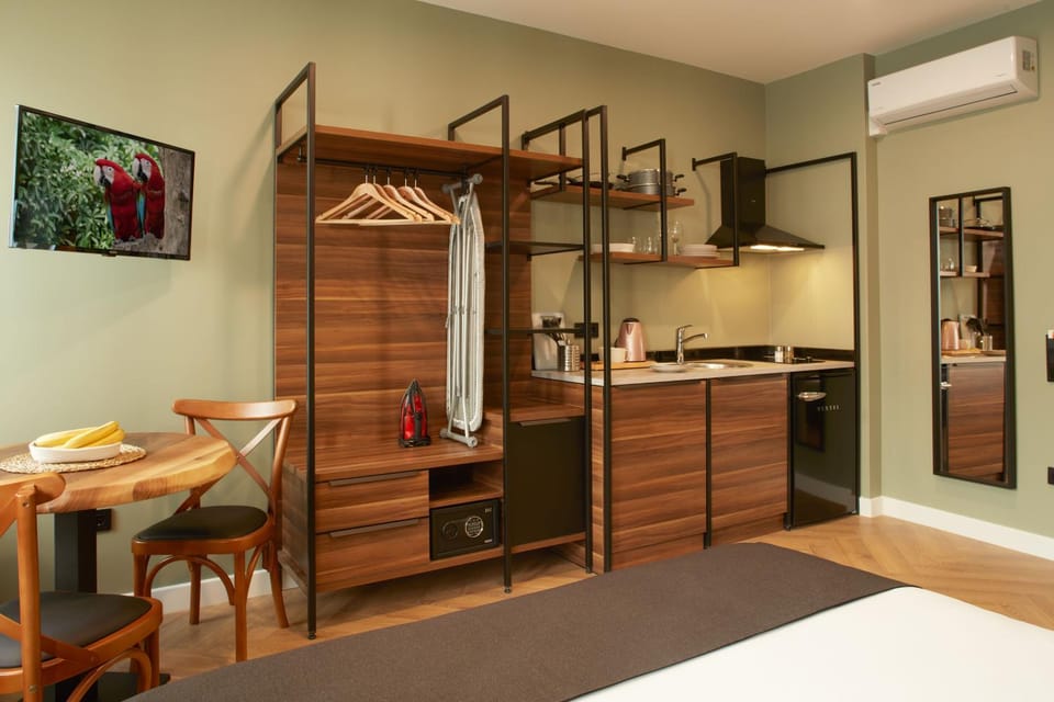 Bed, Coffee/tea facilities, Kitchen or kitchenette, Photo of the whole room, Dining area, Bedroom, air conditioner