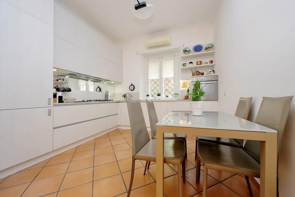 Kitchen or kitchenette, Dining area, stove