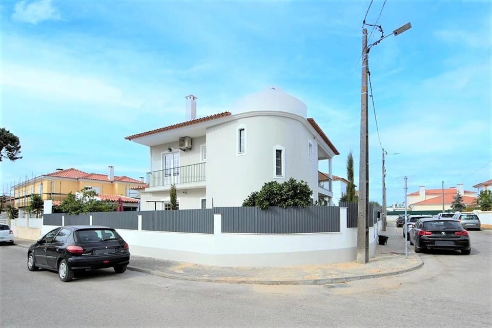 Property building, Neighbourhood, Street view, Location, Parking
