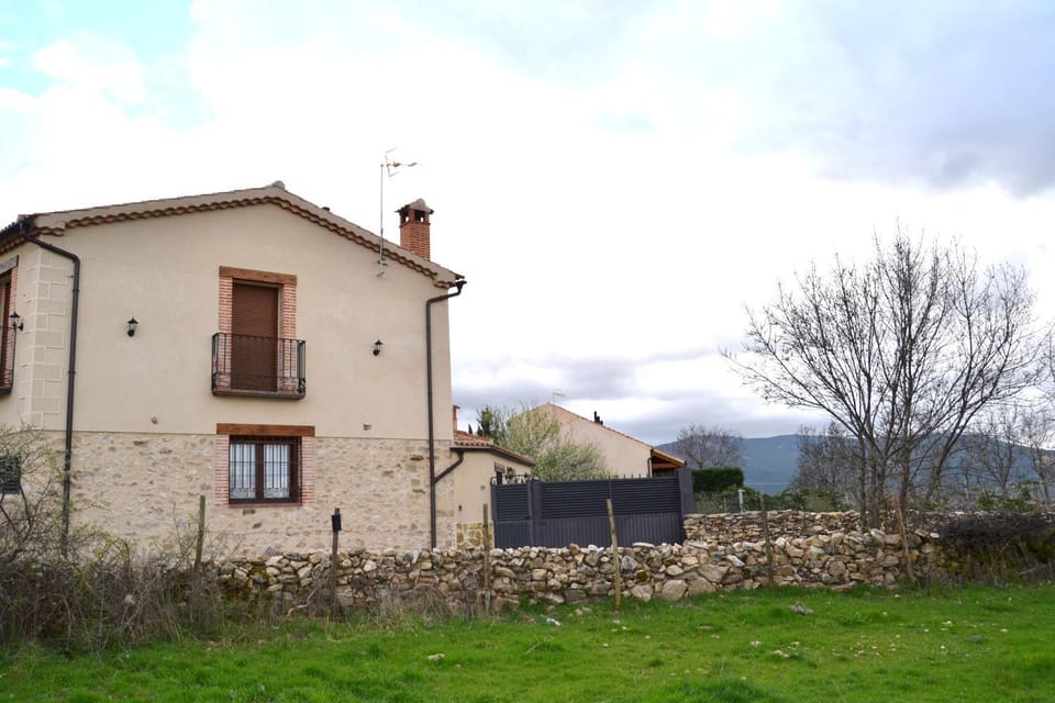 LA PORTADA DE ABAJO House in Sierra Norte