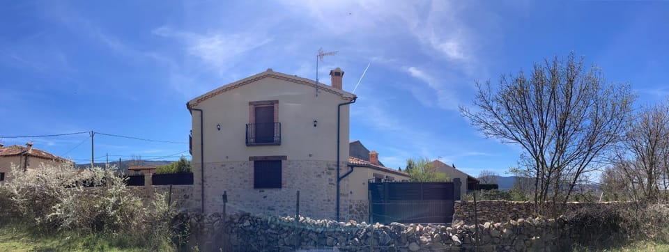 LA PORTADA DE ABAJO House in Sierra Norte
