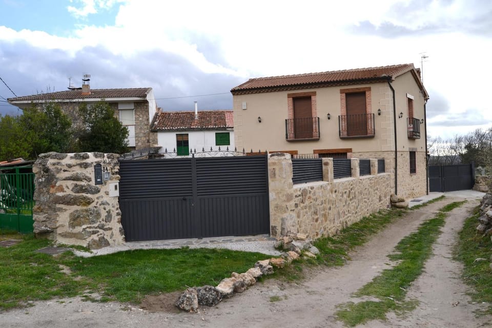 LA PORTADA DE ABAJO House in Sierra Norte