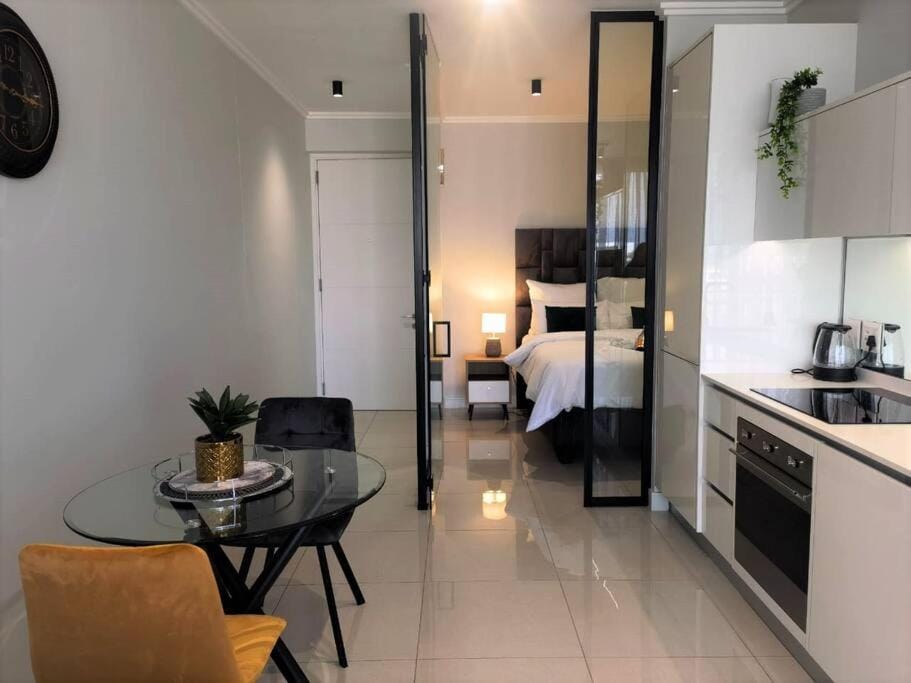Bed, Kitchen or kitchenette, Dining area