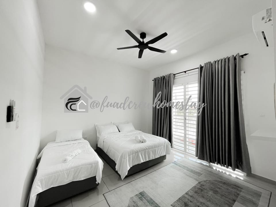 Bed, Photo of the whole room, Bedroom, fireplace