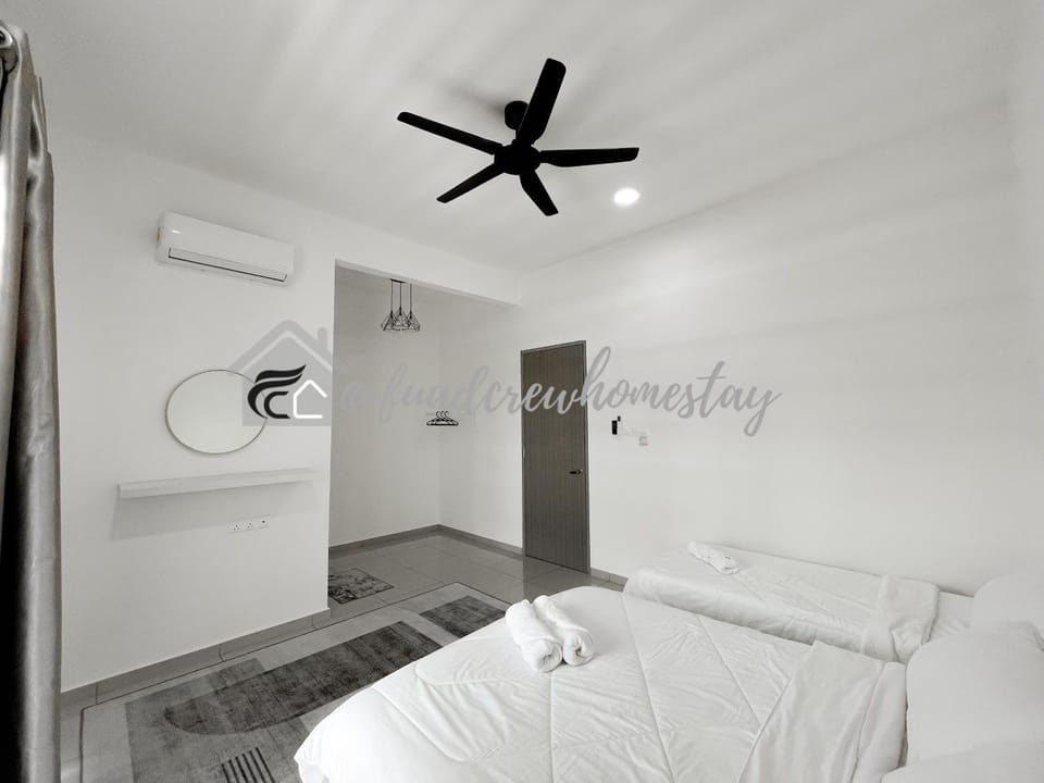 Bed, Photo of the whole room, Bedroom, Text overlay, fireplace, air conditioner