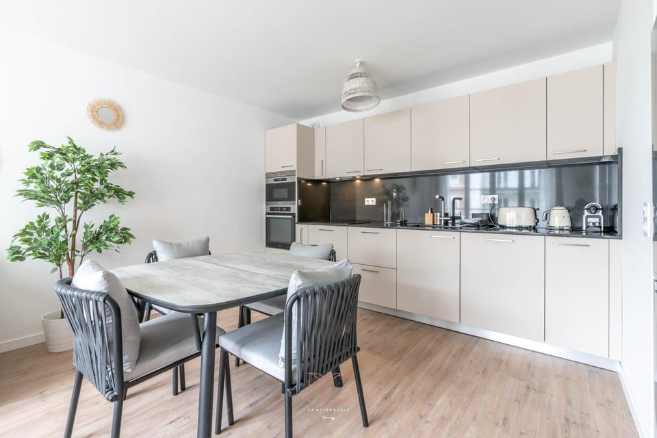 Kitchen or kitchenette, Dining area