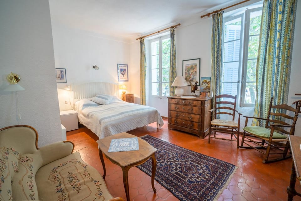 Bed, Photo of the whole room, Seating area, Bedroom