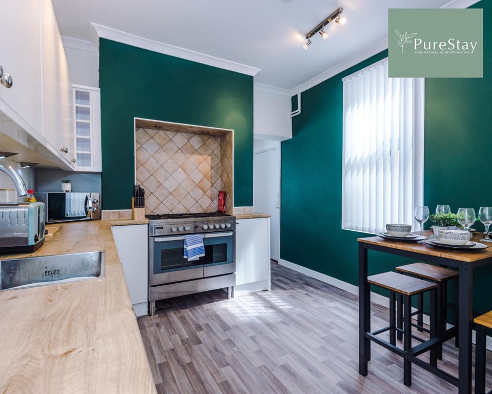 TV and multimedia, Kitchen or kitchenette, Dining area, minibar, oven, pet friendly, stove