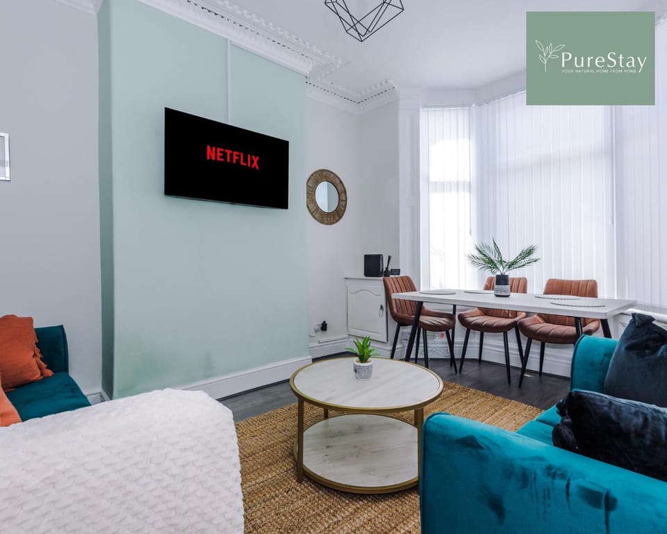 Communal lounge/ TV room, TV and multimedia, Living room, Seating area, Dining area, Evening entertainment