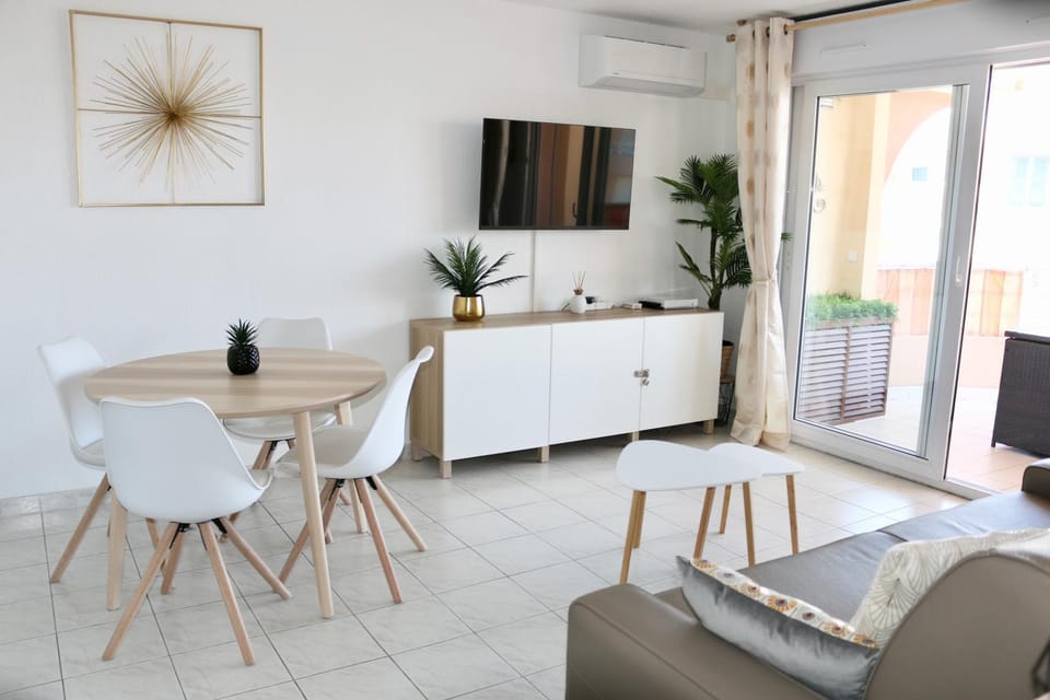 TV and multimedia, Living room, Decorative detail, Seating area, Dining area, air conditioner
