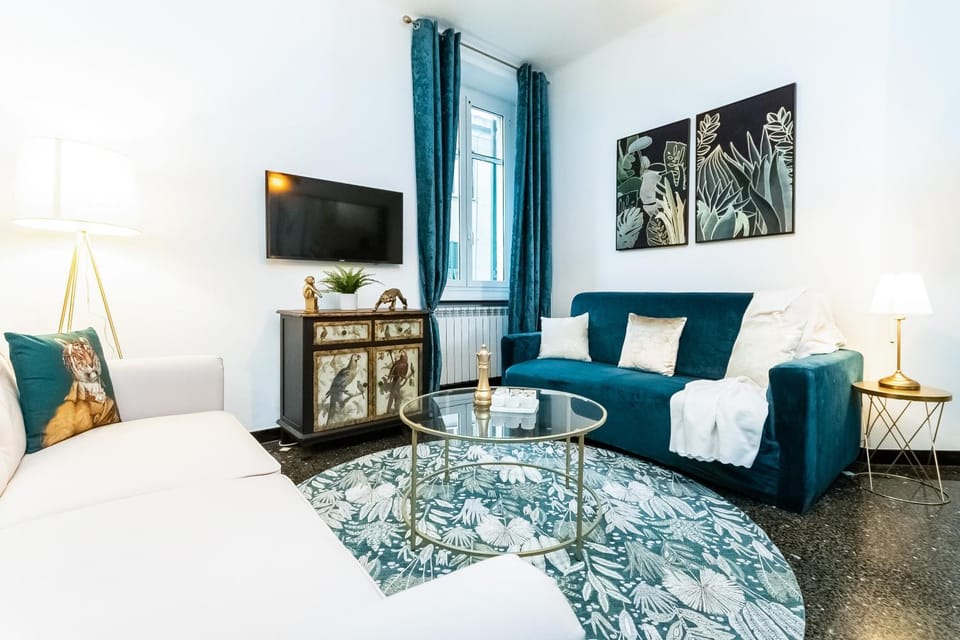 Communal lounge/ TV room, Bed, TV and multimedia, Living room, Seating area, Evening entertainment