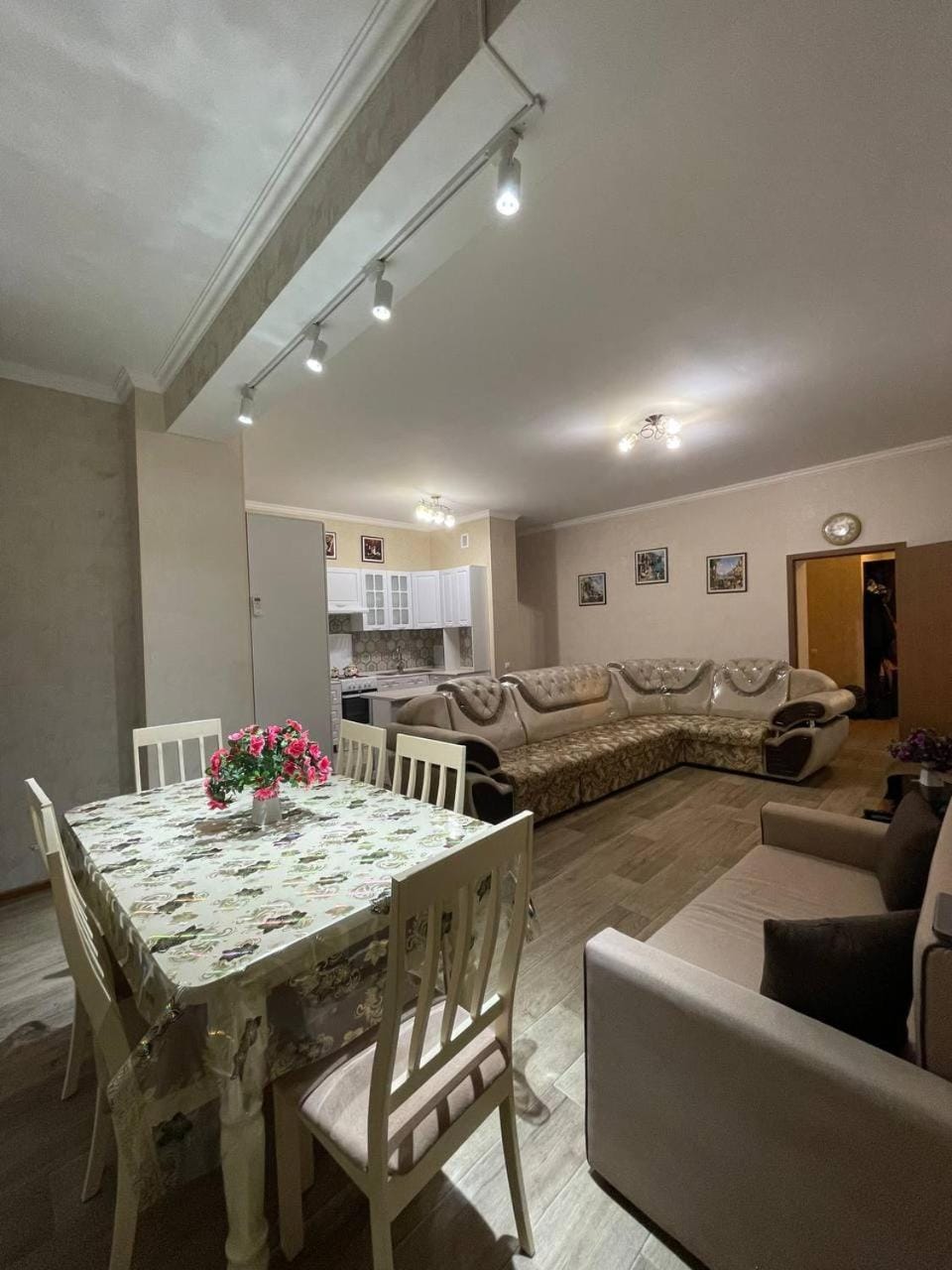 Kitchen or kitchenette, Living room, Seating area, Dining area