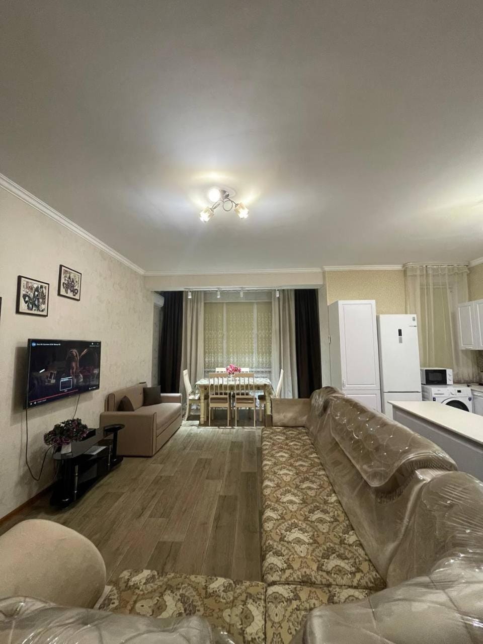 TV and multimedia, Living room, Photo of the whole room, Seating area, Dining area, microwave