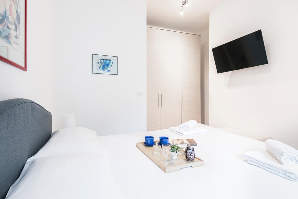 Bed, TV and multimedia, Bedroom