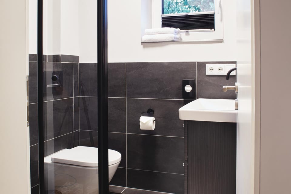 Shower, Toilet, Bathroom, heating, towels