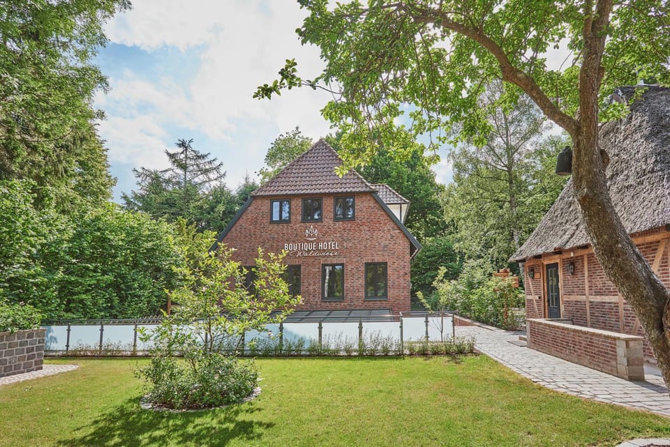 Property building, Facade/entrance, Garden, Garden view
