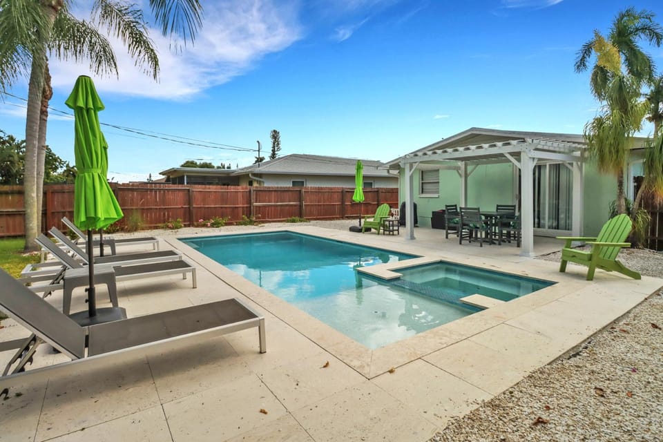 Little Beach House w/ POOL&SPA - 5 minutes to Vanderbilt Beach (Pet Friendly) House in Naples Park