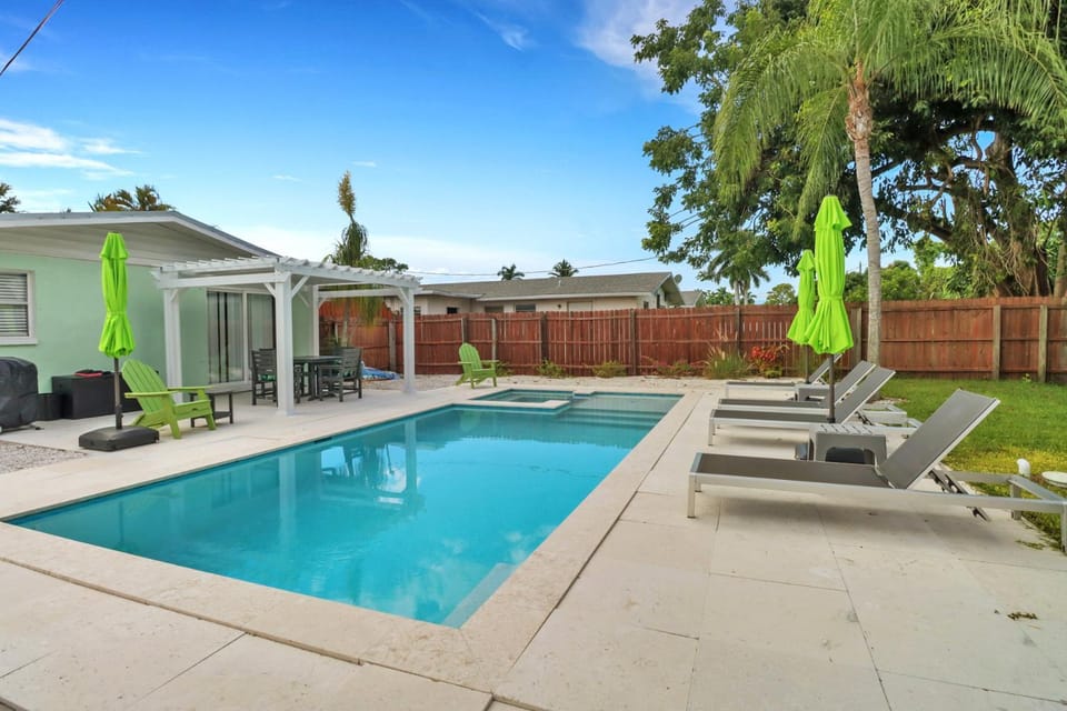 Little Beach House w/ POOL&SPA - 5 minutes to Vanderbilt Beach (Pet Friendly) House in Naples Park