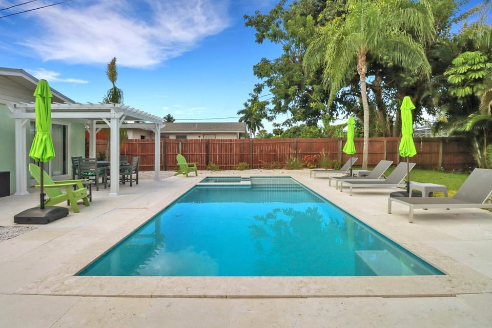 Little Beach House w/ POOL&SPA - 5 minutes to Vanderbilt Beach (Pet Friendly) House in Naples Park
