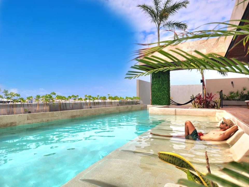 Swimming pool, sunbed