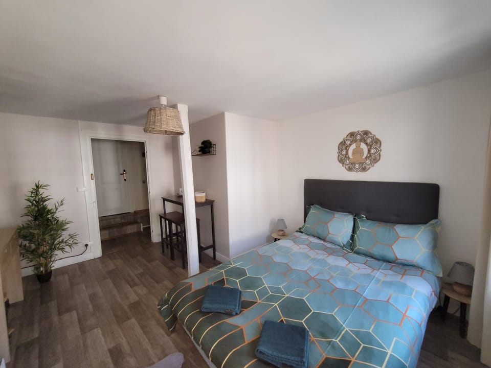 Photo of the whole room, Bedroom