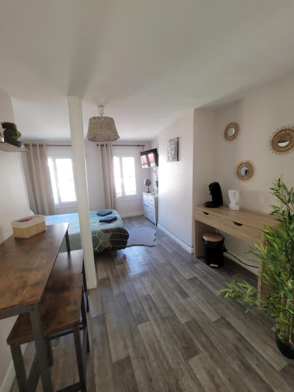 Photo of the whole room, Bedroom