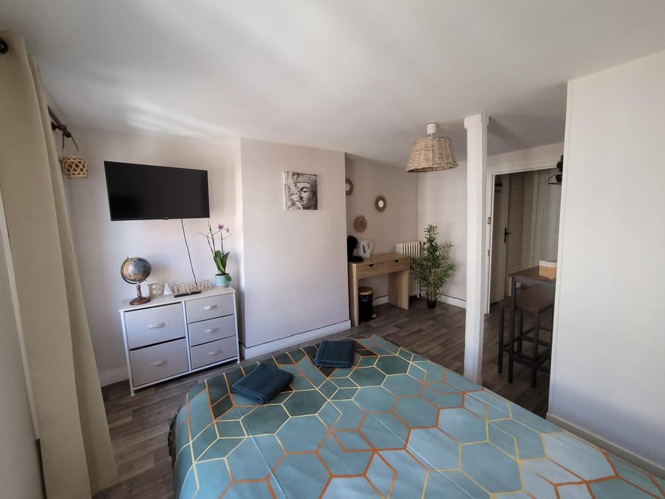 Photo of the whole room, Bedroom