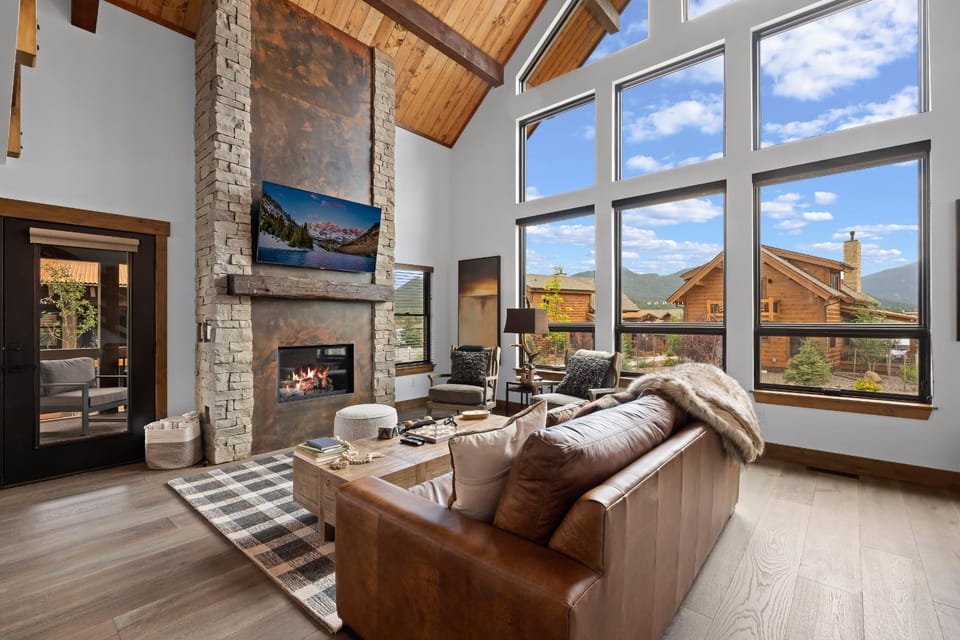 Luxury Cabin! Fireplace and Jacuzzi! Cabin in Estes Park