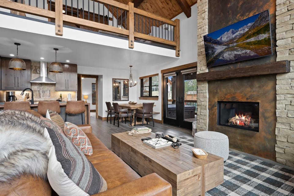 Luxury Cabin! Fireplace and Jacuzzi! Cabin in Estes Park