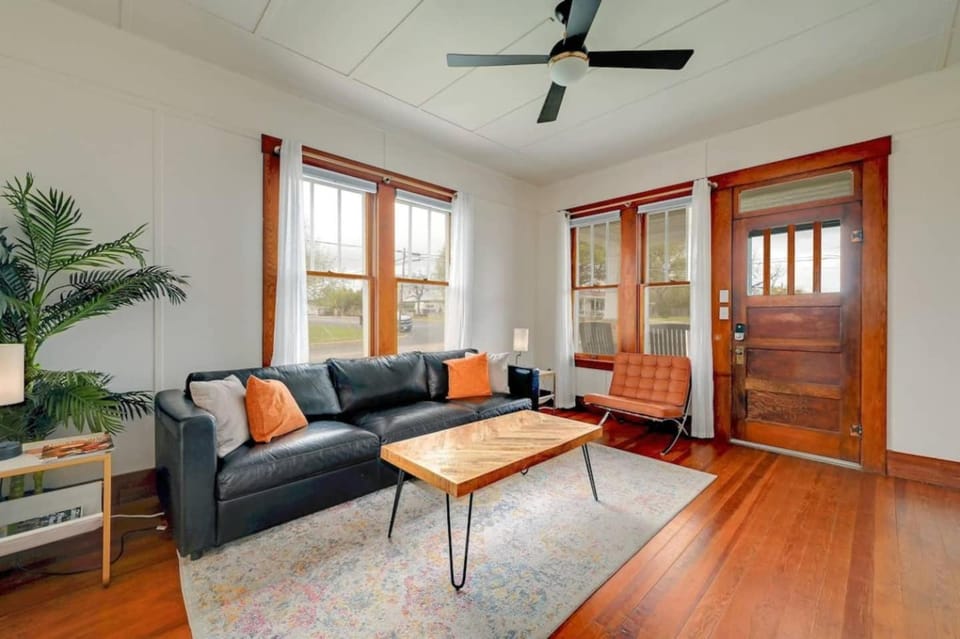 Bungalow w Hot Tub and FP House in Fredericksburg