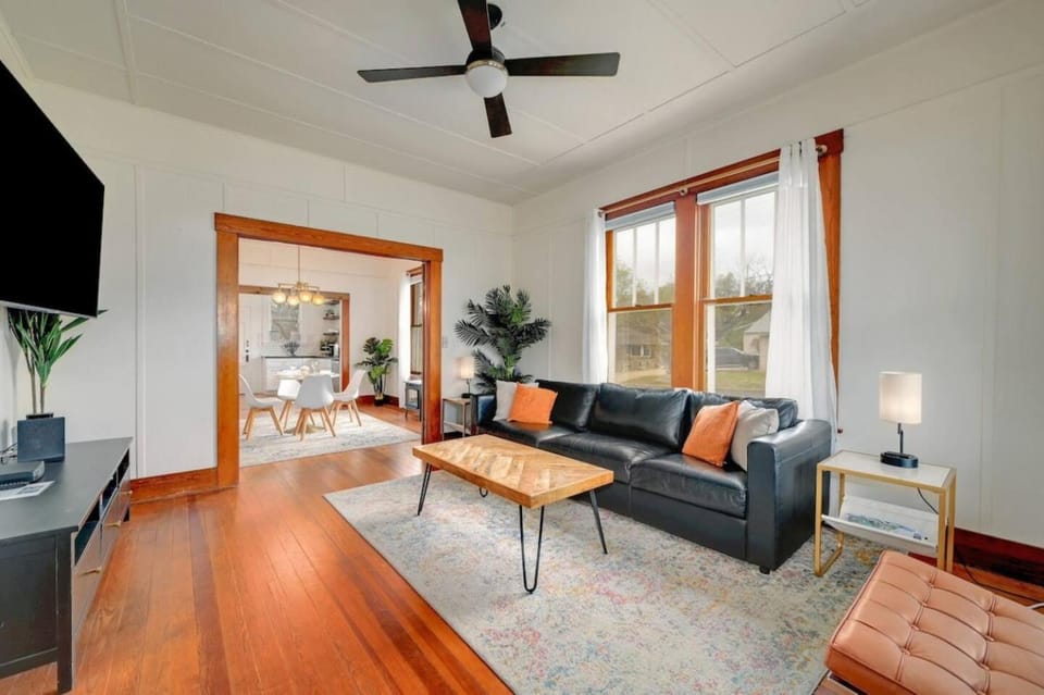 Bungalow w Hot Tub and FP House in Fredericksburg