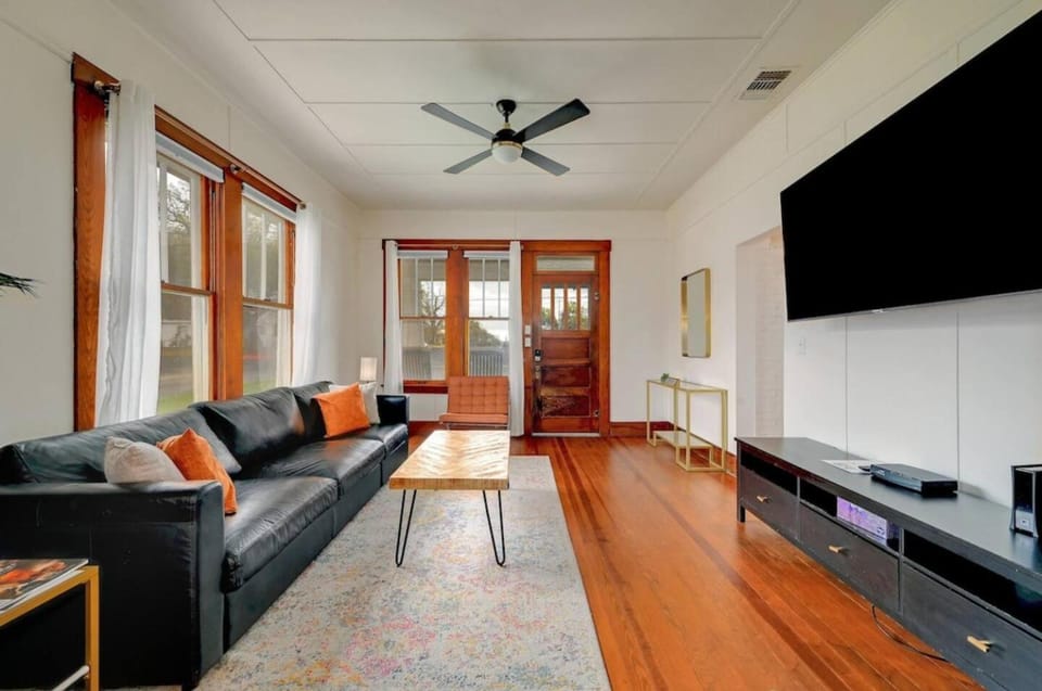 Bungalow w Hot Tub and FP House in Fredericksburg