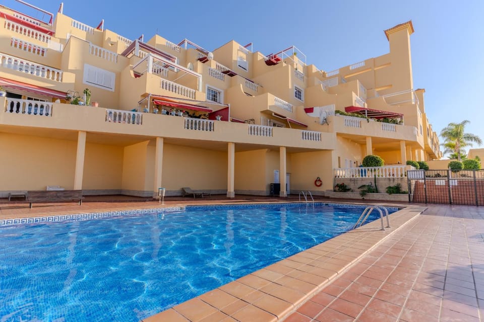 Property building, Day, Swimming pool, Swimming pool, sunbed