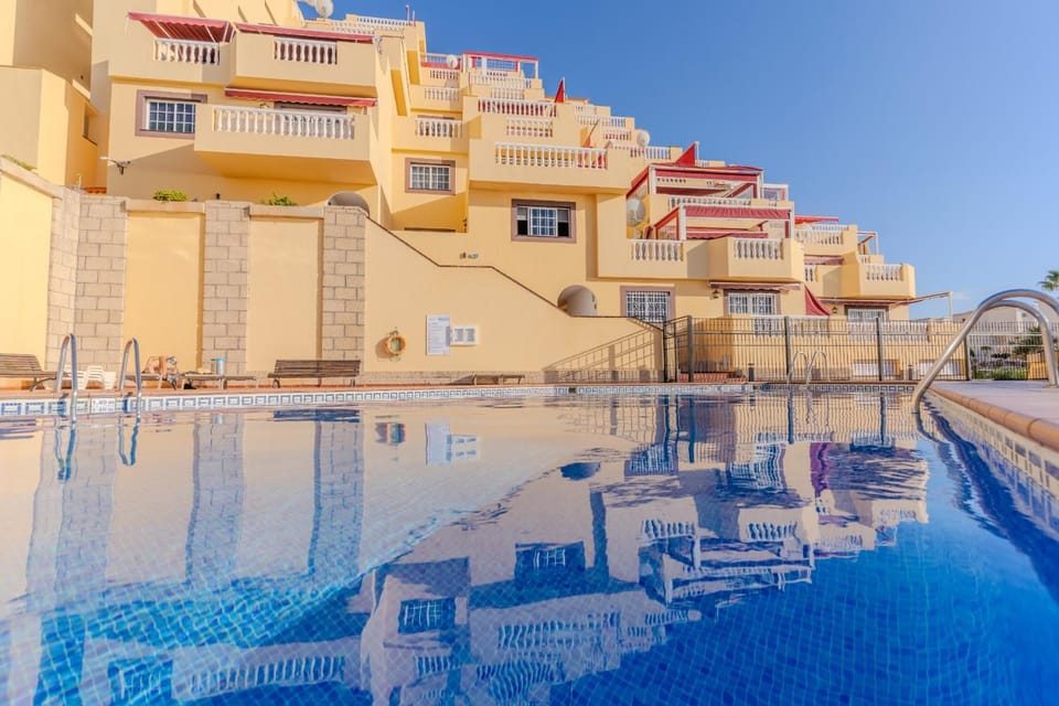 Property building, Day, Pool view, Swimming pool, Swimming pool, sunbed