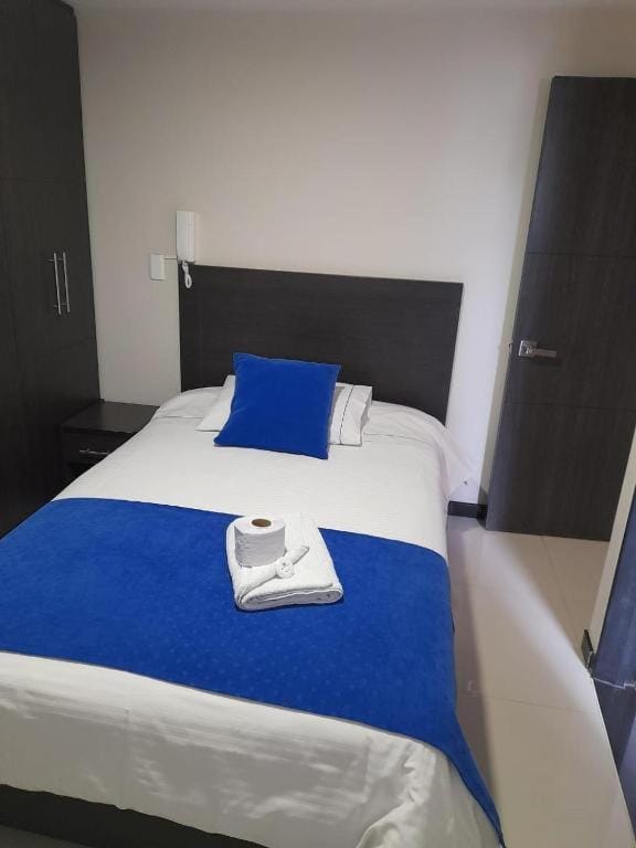 Bed, Photo of the whole room, towels