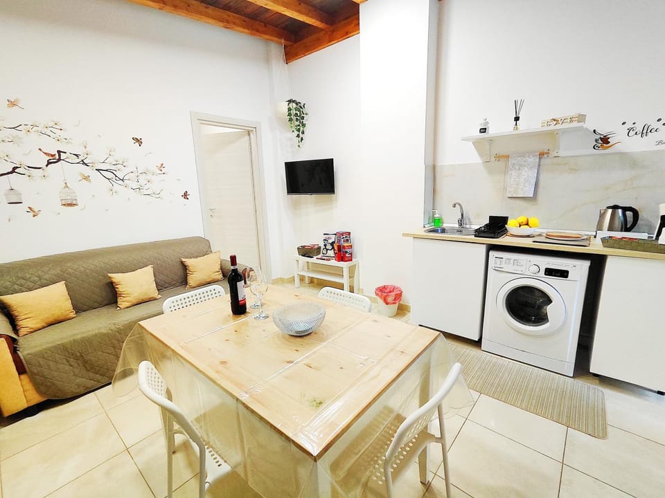 TV and multimedia, Coffee/tea facilities, Kitchen or kitchenette, Living room, Dining area, oven, stove