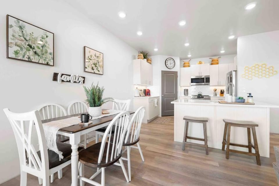Kitchen or kitchenette, Seating area, Dining area