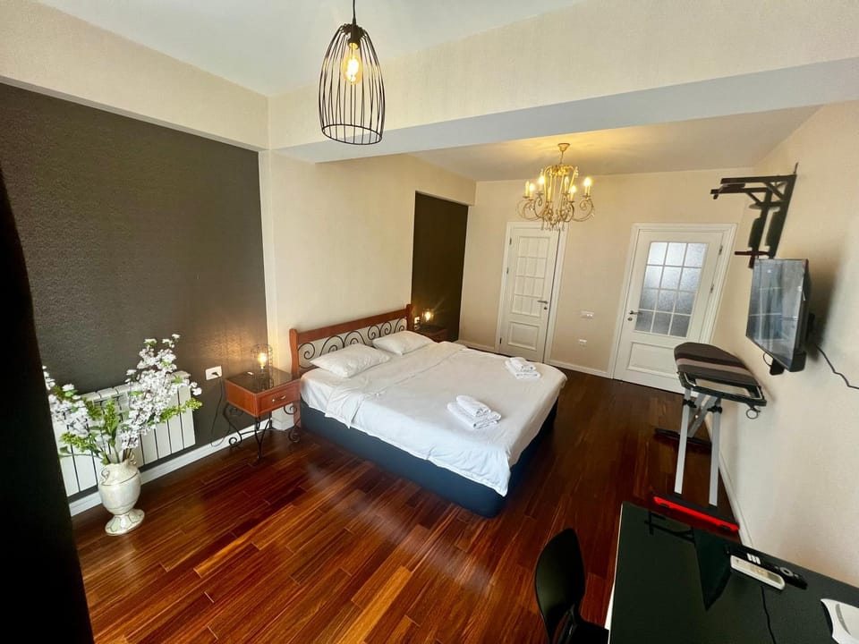 Bed, TV and multimedia, Bedroom