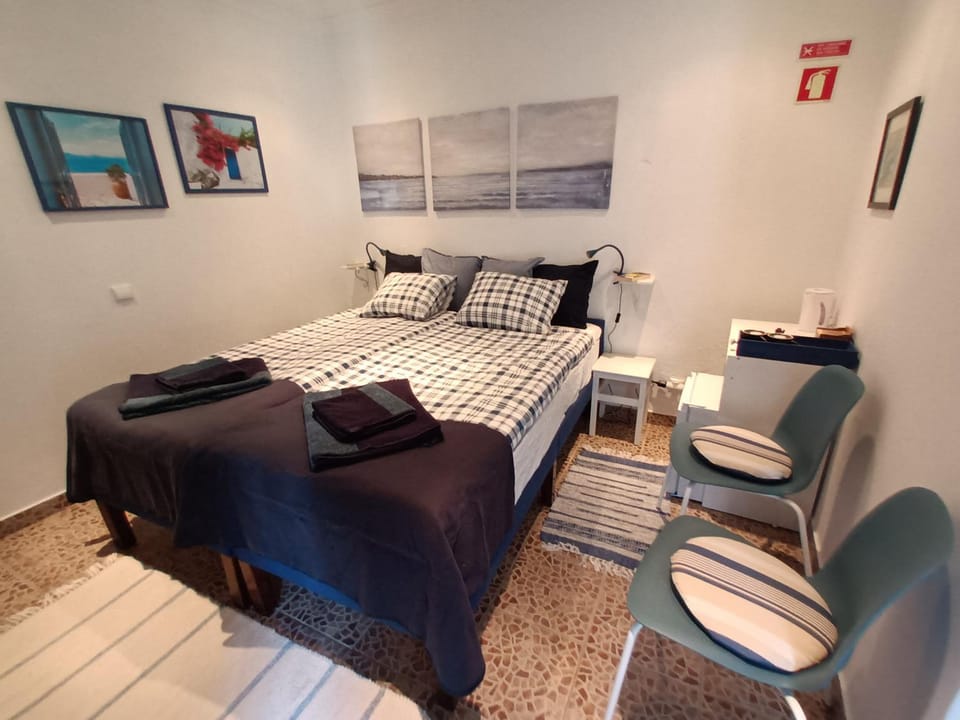 Bed, Photo of the whole room, Seating area, Bedroom