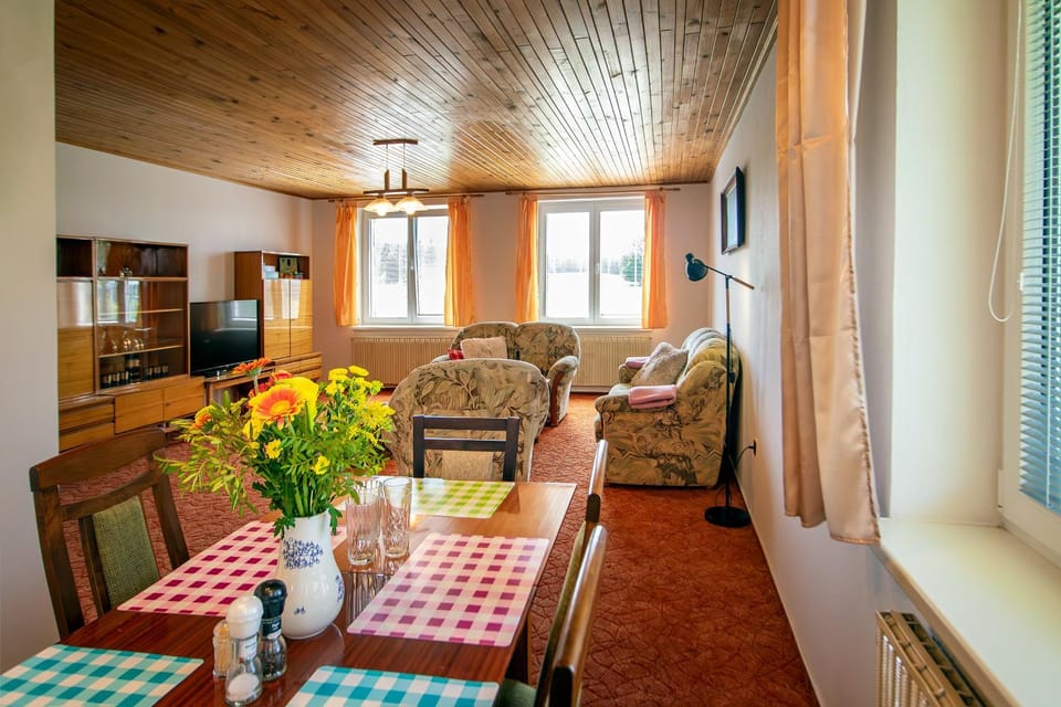 Communal lounge/ TV room, TV and multimedia, Living room, Seating area, Dining area
