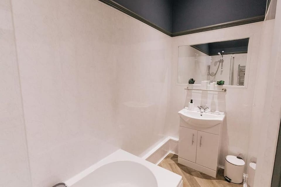 Shower, Toilet, Bathroom, Bath
