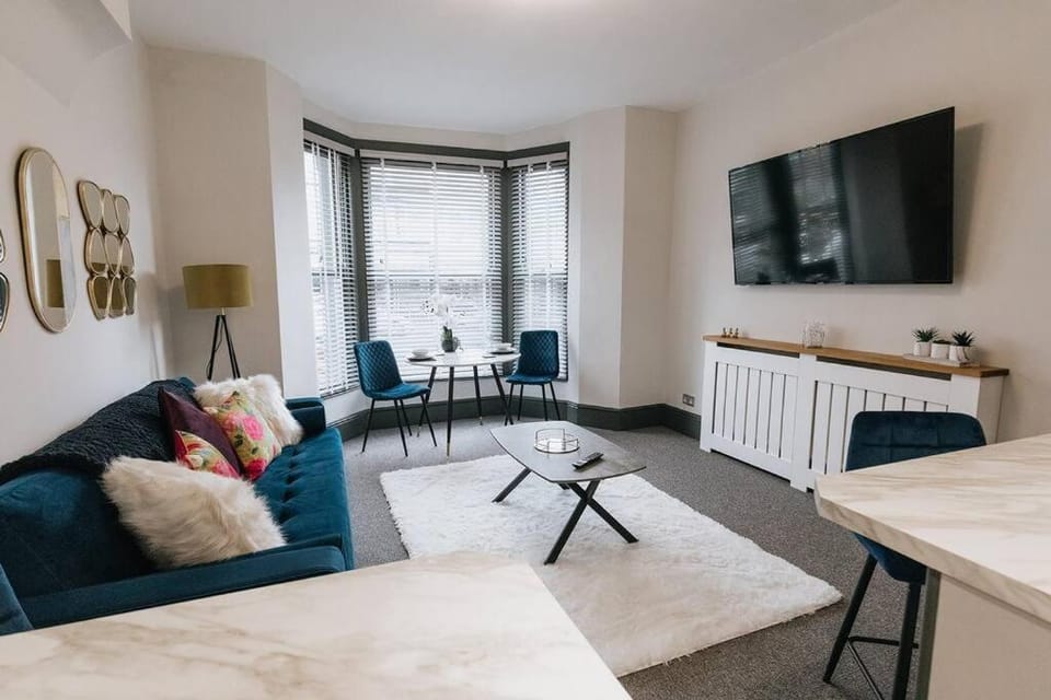 Communal lounge/ TV room, TV and multimedia, Living room, Seating area, Evening entertainment