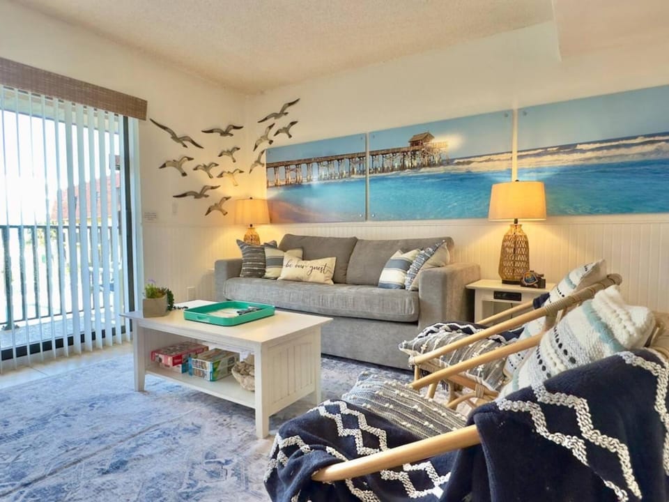Beachfront with heated pool, 60 seconds to beach Apartment in Cocoa Beach