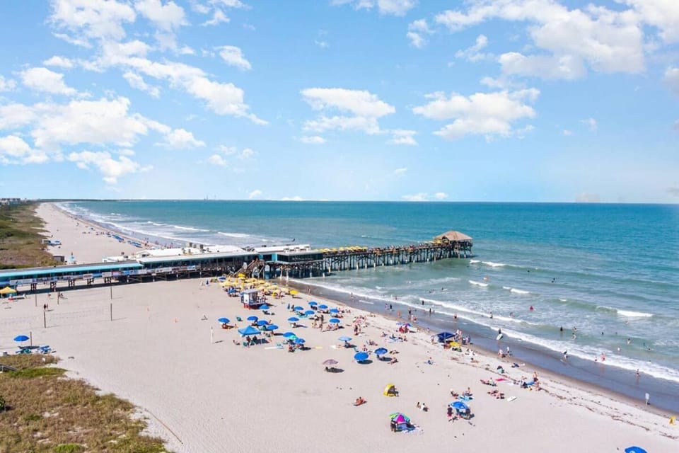 Beachfront with heated pool, 60 seconds to beach Apartment in Cocoa Beach