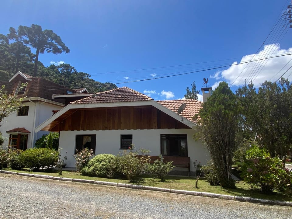 Chalé Aconchegante 2km do Centrinho House in Campos do Jordão