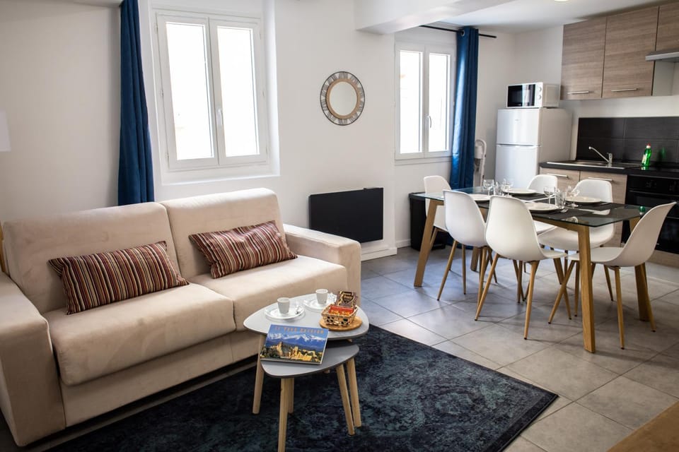 Kitchen or kitchenette, Living room, Seating area, Dining area, minibar, pet friendly